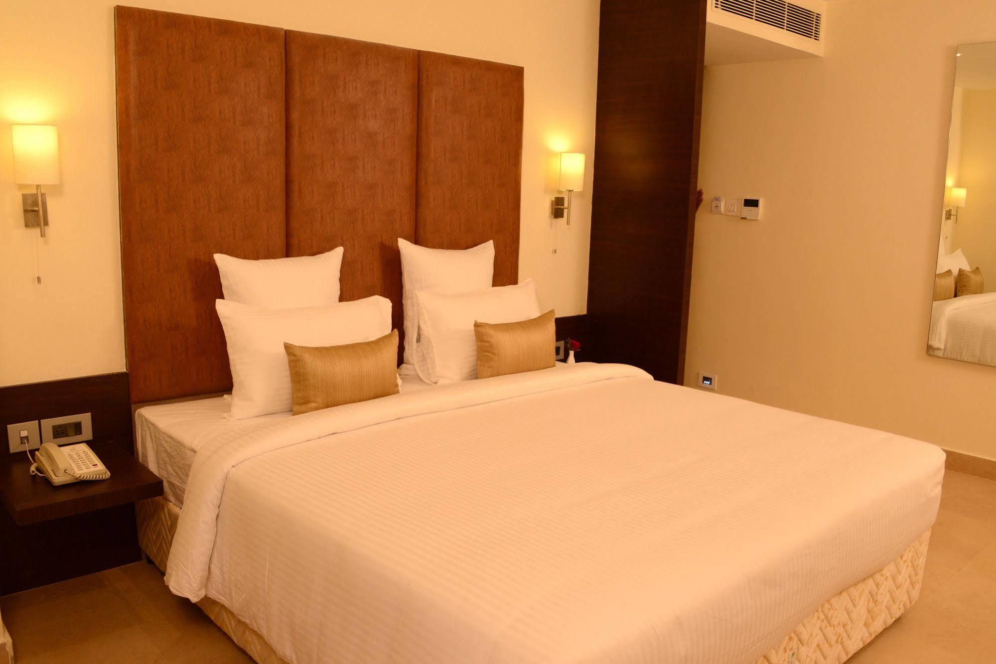 Blu Iris Hotel Chennai Exterior foto