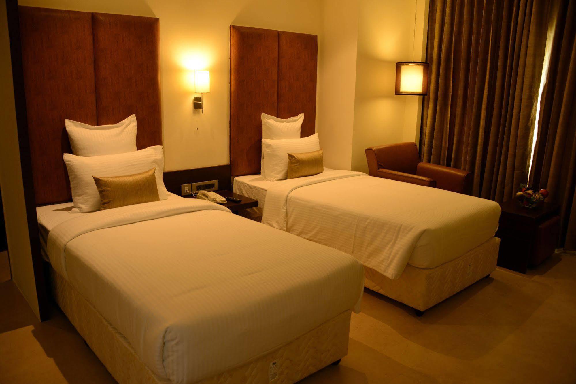 Blu Iris Hotel Chennai Exterior foto