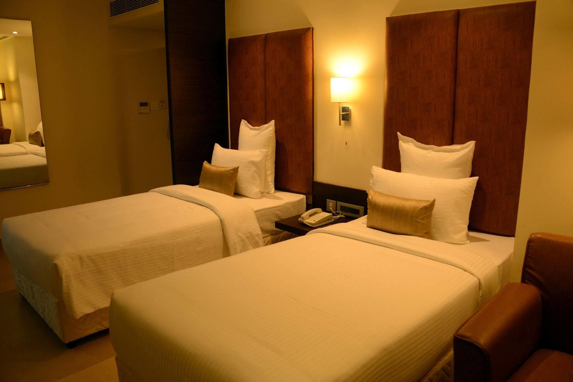 Blu Iris Hotel Chennai Exterior foto